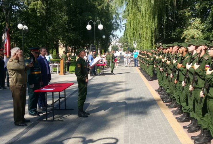 В сквере «Аллея Славы» состоялась торжественная церемония военной присяги молодого пополнения