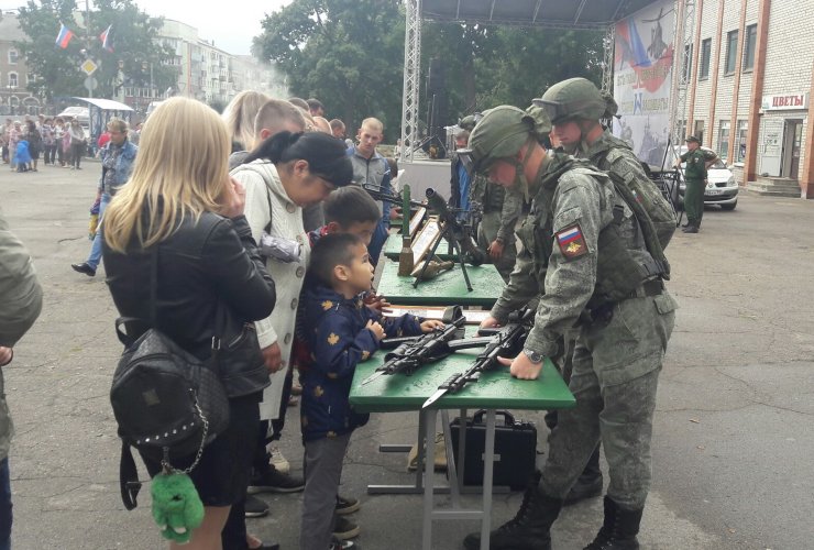 Сегодня в Гусеве прошла патриотическая акция «Есть такая профессия — Родину защищать!»