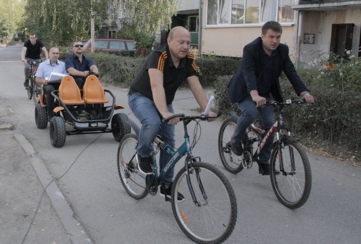 Сотрудники городской администрации провели выездное совещание на велосипедах по объектам ПКД