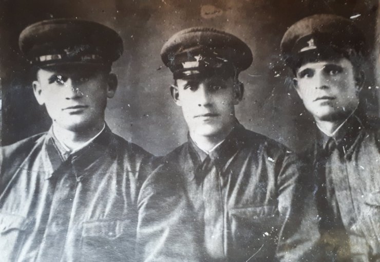 Сергей Иванович Гусев в центре.