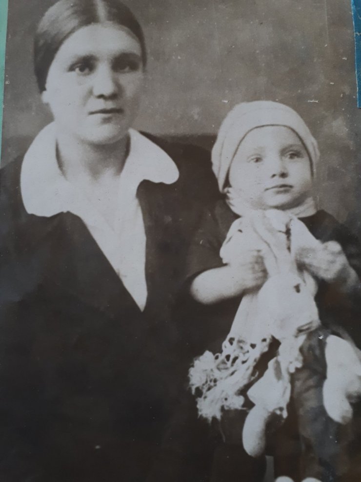Жена Сергея Ивановича Гусева с сыном Михаилом.