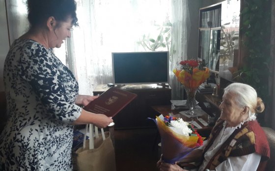 Сегодня свой 90-летний юбилей празднует ветеран труда Антонина Андреевна Титаренко