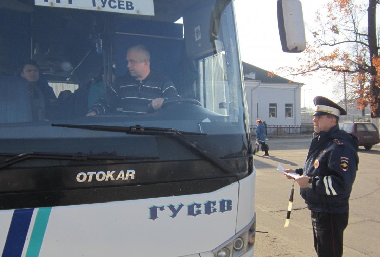В Гусеве сотрудники Госавтоинспекции проверили техническое состояние рейсовых автобусов