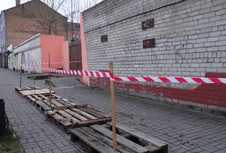 На проспекте Ленина разваливается кирпичный забор бывшего завода «Микродвигатель»