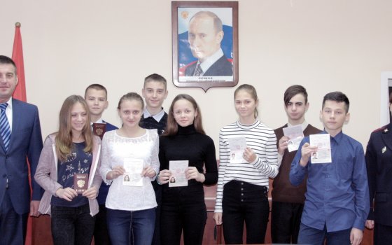 Глава городской администрации и начальник по вопросам миграции вручили паспорта юным жителям