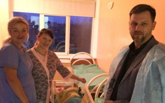 Депутаты от ЛДПР поздравили в ЦРБ Гусева молодых мамочек с «Днём Матери»