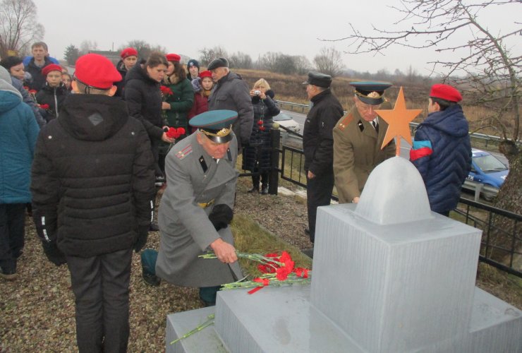 Жители Гусева возложили цветы к могиле неизвестного солдата в посёлке Лермонтово