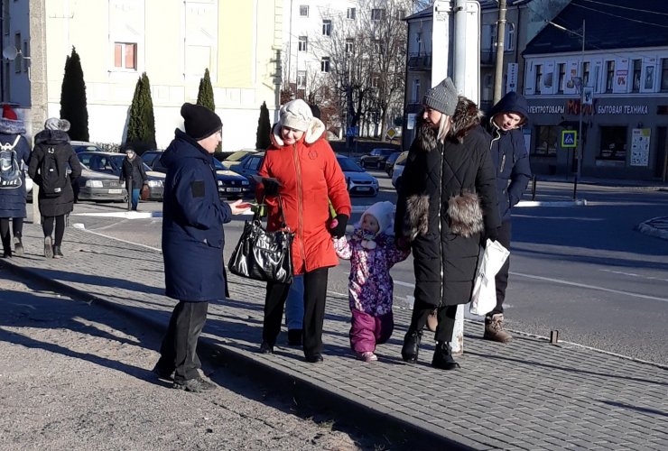 Ребята из молодежного актива раздали прохожим информационные брошюры о проблеме СПИДа