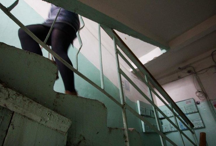 «Зашла в подъезд погреться»: стали известны обстоятельства изнасилования 40-летней женщины в Гусеве