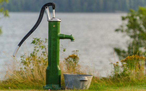 В посёлке Лощинка обустроили водопроводную скважину с ручной колонкой