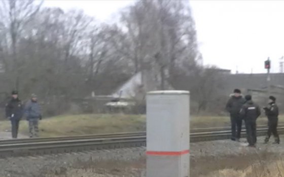 Полицейские не разрешают переходить ж/д пути в районе улицы Луговой