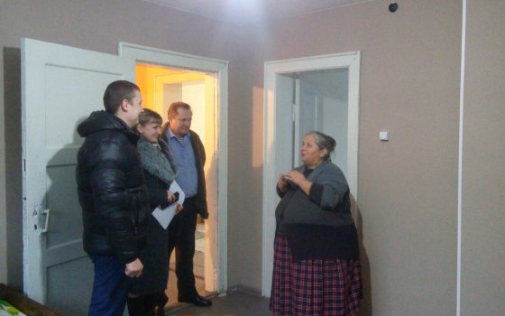 Городская администрация вручила ключи от квартиры семье из аварийного дома в посёлке Маяковское