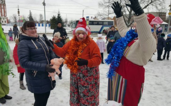 Зажигательно прошла сегодня на городской площади развлекательно-игровая программа «Новогодние забавы!»
