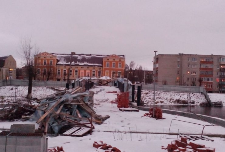 Представители подрядной организации пытались демонтировать конструкцию, укрывавшую мост-долгострой