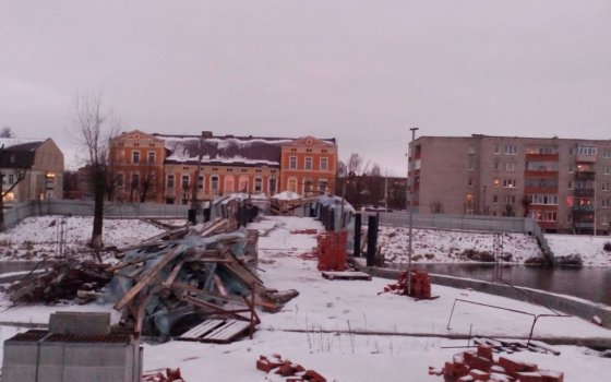 Представители подрядной организации пытались демонтировать конструкцию, укрывавшую мост-долгострой