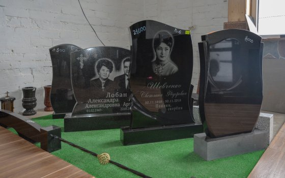 Памятники из карельского гранита