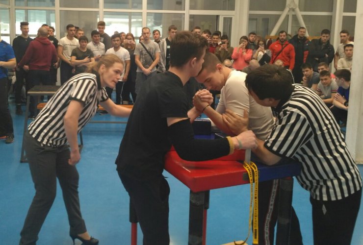 В Гусеве прошло открытое первенство по армрестлингу «Стальной хват»