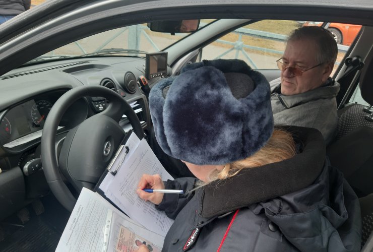 В Гусеве сотрудники ГИБДД выявили трех водителей, осуществляющих перевозку пассажиров без разрешения
