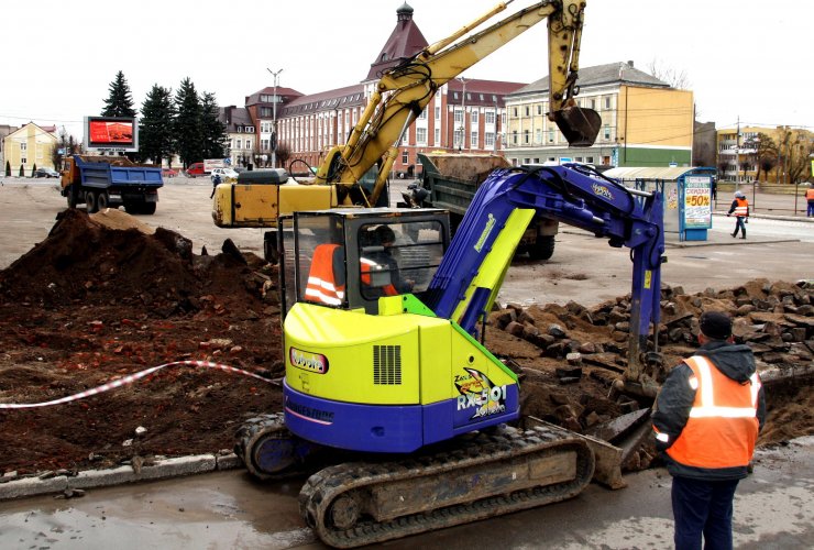 На городской площади начаты работы по вскрытию асфальтобетонного покрытия