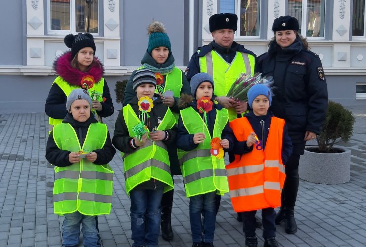 Госавтоинспекция и воспитанники ДЮЦ провели акцию «Цветы для автоледи»