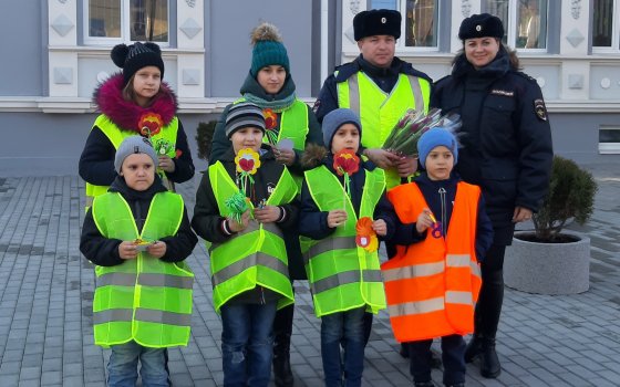 Госавтоинспекция и воспитанники ДЮЦ провели акцию «Цветы для автоледи»