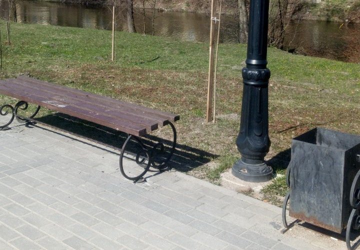 Вдоль набережной реки Писса установили скамейки и урны