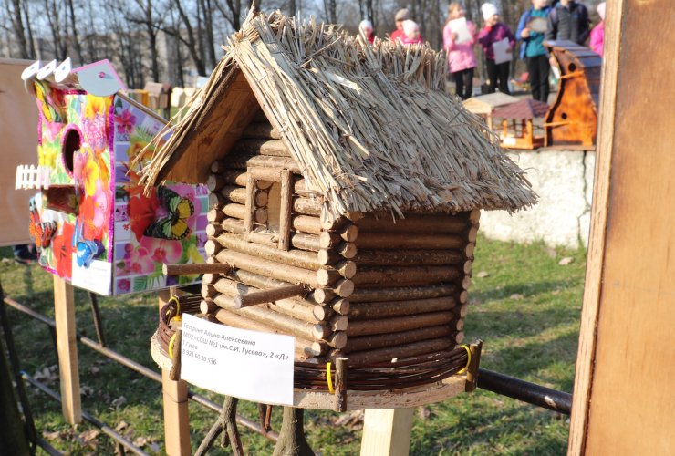 Сегодня на территории ФОКа прошёл конкурс скворечников и кормушек