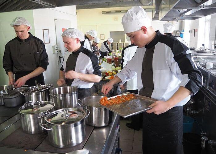 Выпускник Гусевского политеха принимает участие в флотском конкурсе поваров
