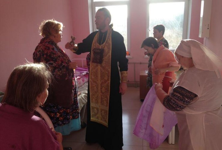 В Гусеве священники посетили больницу и психоневрологический интернат