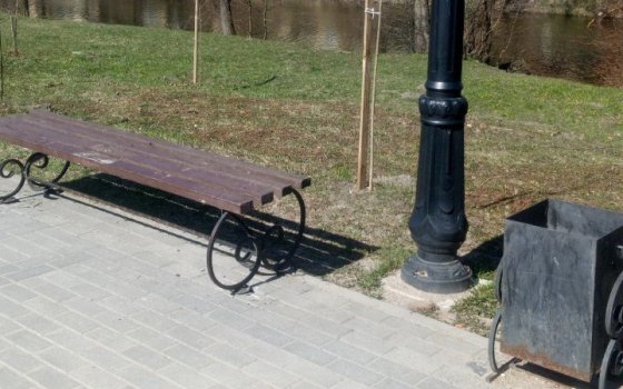 Вдоль набережной реки Писса установили скамейки и урны