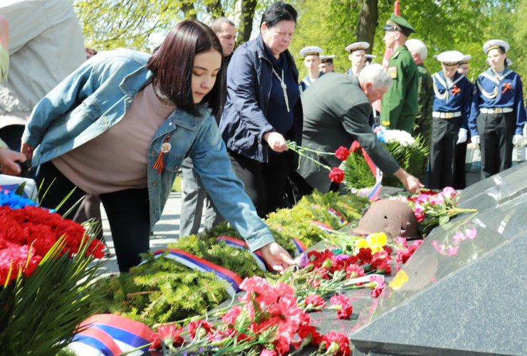 У Вечного огня на Братской могиле советских воинов прошла церемония возложение цветов