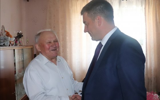 Глава городской администрации поздравил ветерана Юрия Жигулина с 92-летием