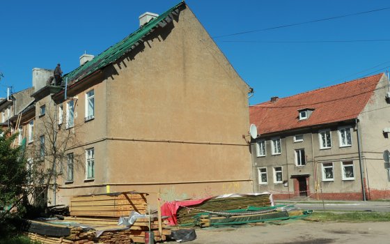 В рамках программы капремонта начали делать крышу дома на Почтовой