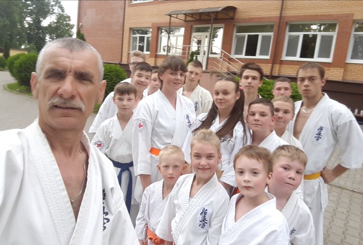 Воспитанники клуба «Самурай» проводят тренировки на свежем воздухе