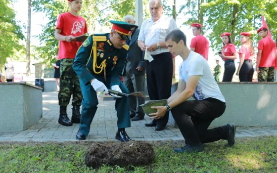 В рамках акции «Горсть памяти» землю с воинских захоронений округа передадут в главный храм ВС России