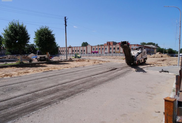 Стройка на площади поглотила парковку возле Аматела