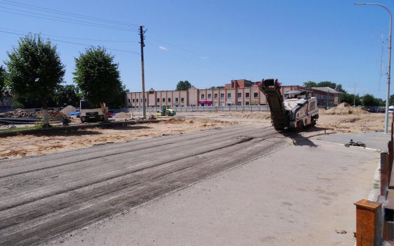 Стройка на площади поглотила парковку возле Аматела