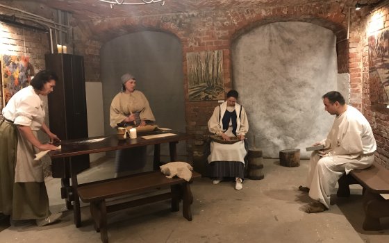В Гусевском музее прошла премьера профессионального спектакля с непрофессиональными актерами «Понаехали…»