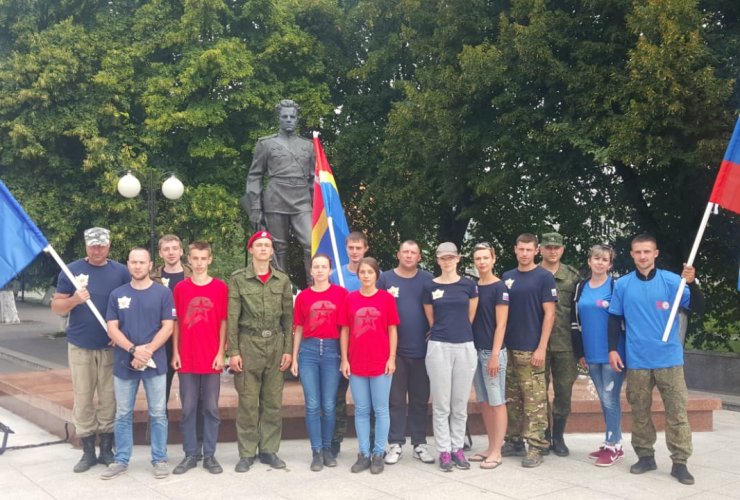 Участники экологического сплава возложили цветы к памятнику С. И. Гусева