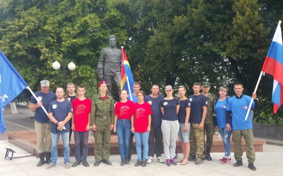 Участники экологического сплава возложили цветы к памятнику С. И. Гусева