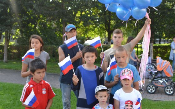 Воспитанники центра Росток на праздновании Дня российского флага