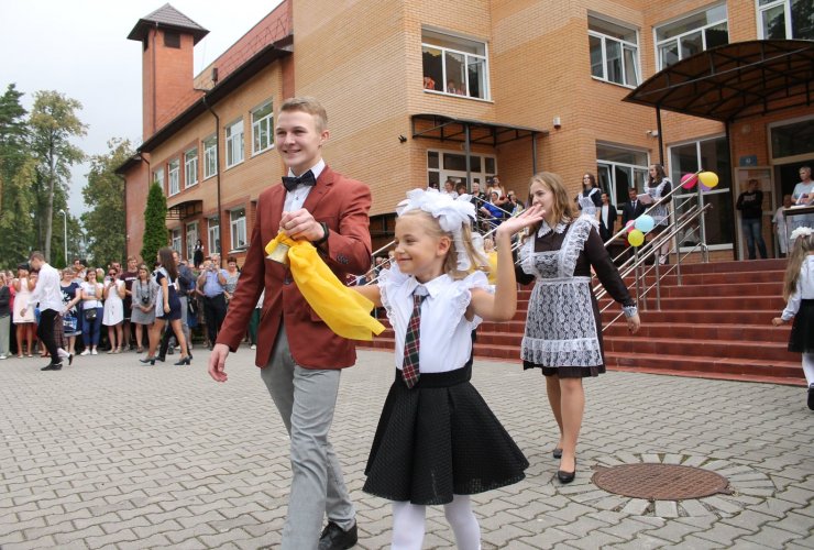 В Гусевском округе 364 первоклассника сели за школьные парты