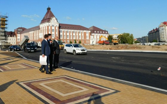 Укладку дорожного полотна на центральной площади планируется завершить до конца октября