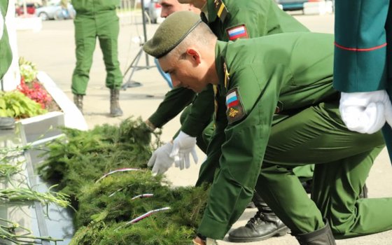 На привокзальной площади открыли памятную плиту с названиями подразделений, которые штурмовали Гумбиннен