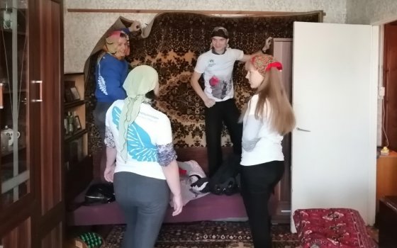 Гусевские Волонтеры Победы помогли местной жительнице с уборкой по дому