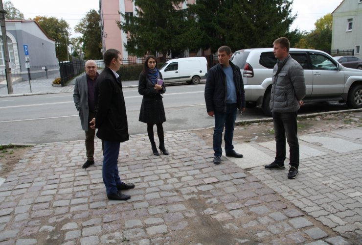 Городская администрация проверила отремонтированные тротуары в рамках программы конкретных дел