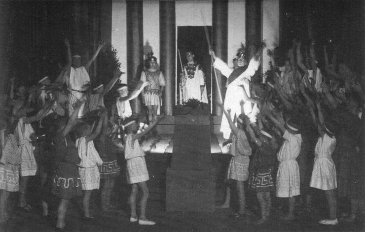 Спектакль учеников школы на античную тематику. Фотография 1925 года