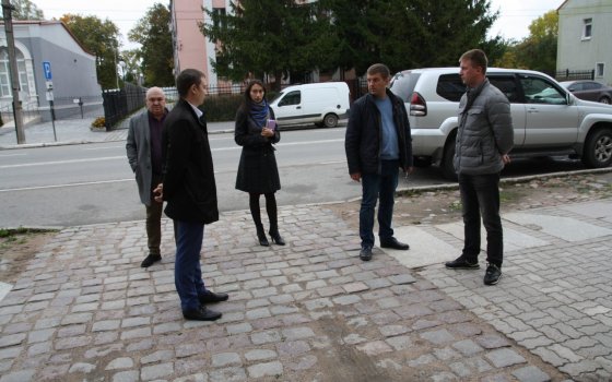 Городская администрация проверила отремонтированные тротуары в рамках программы конкретных дел