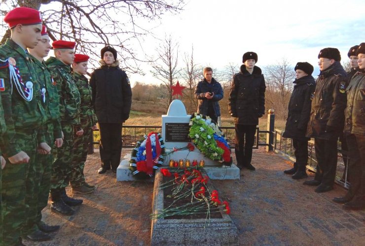 Жители Гусева возложили цветы к могиле неизвестного солдата в посёлке Лермонтово