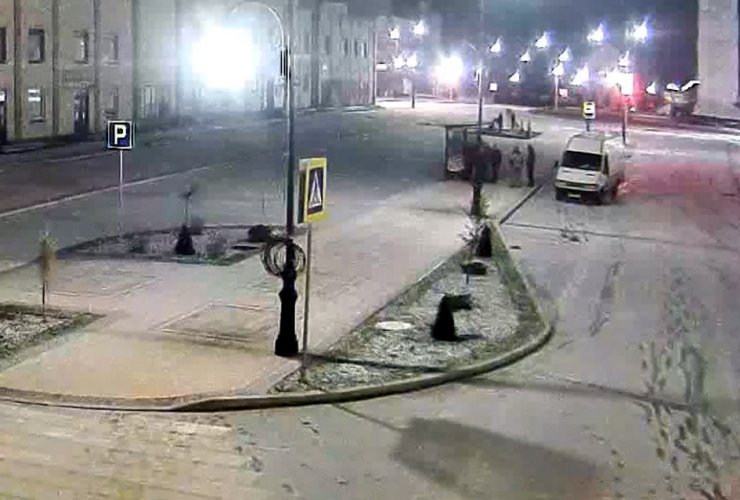 Вандалы пытались разбить стекло новых остановочных павильонов на городской площади